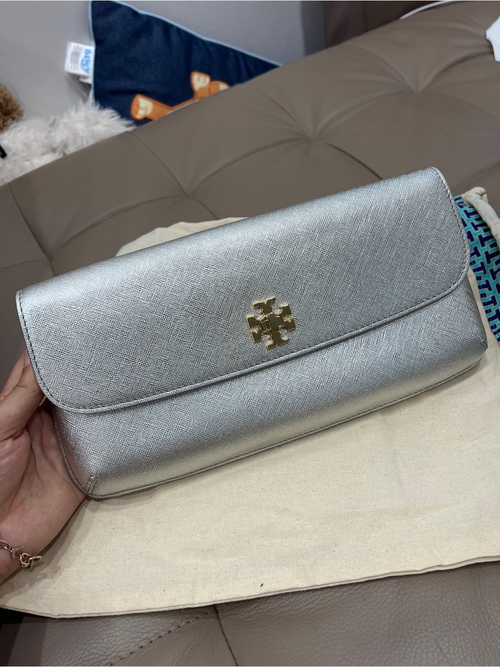 NWT  Tory Burch's slim turnlock clutch in luxurious saffiano leather.